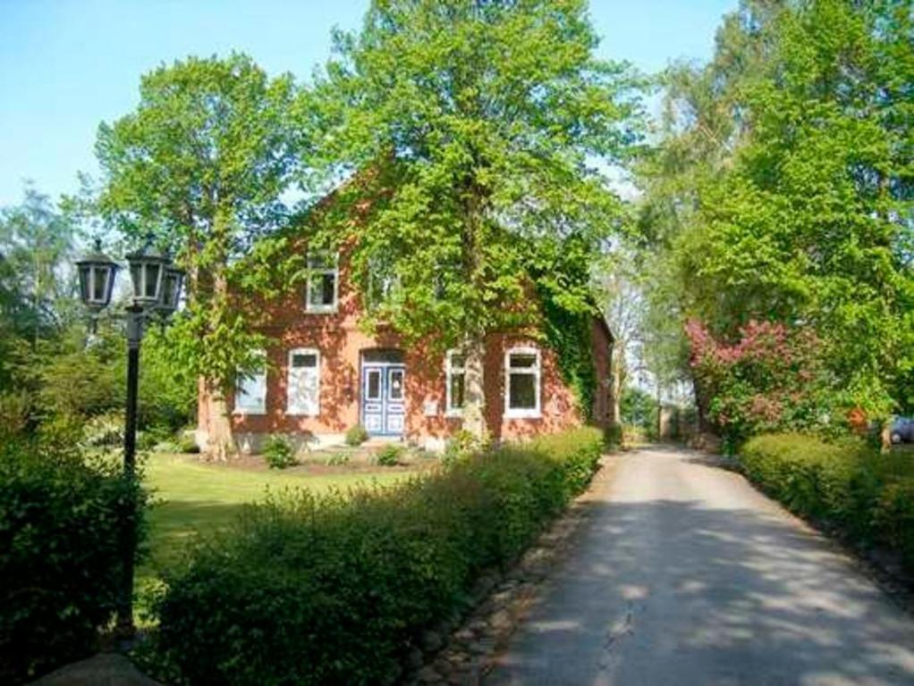 una casa de ladrillo con un camino delante de ella en " Ferienhaus Vadersdorf" Wohnung 3, en Vadersdorf