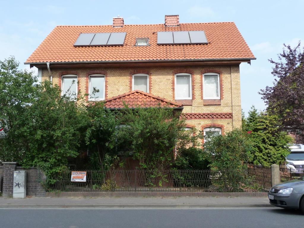 een huis met vier zonnepanelen op het dak bij Wohnung "Doppelspitze" in Hohenhameln