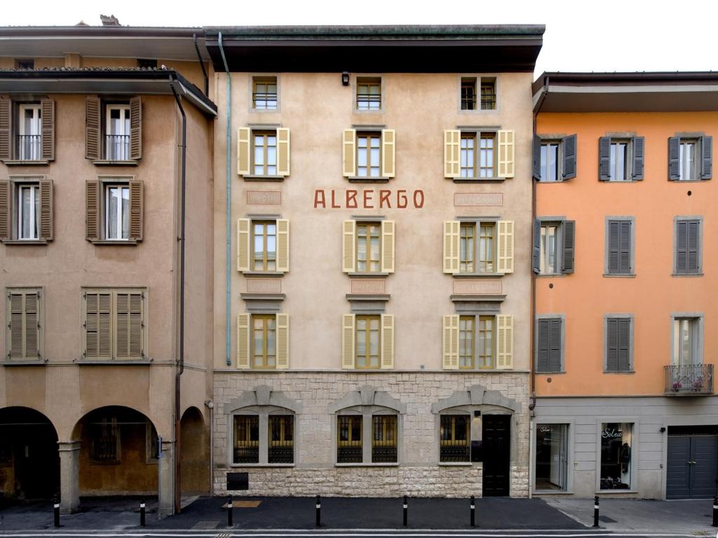 un edificio con el nombre de Alleznos escrito en él en Petronilla - Hotel In Bergamo, en Bérgamo