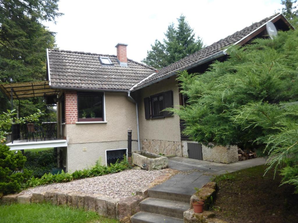dom ze schodami prowadzącymi do niego w obiekcie Hasenecke w mieście Bad Salzungen