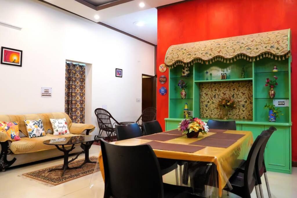 sala de estar con mesa y sofá en SAI HOME en Dehradun