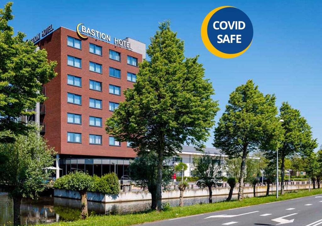 un hotel con un letrero que lee control seguro en Bastion Hotel Haarlem Velsen, en Santpoort-Noord