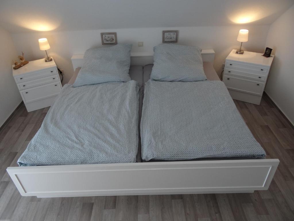 1 dormitorio con 2 camas y 2 mesitas de noche en Ferienwohnung Domblick Billerbeck, en Billerbeck