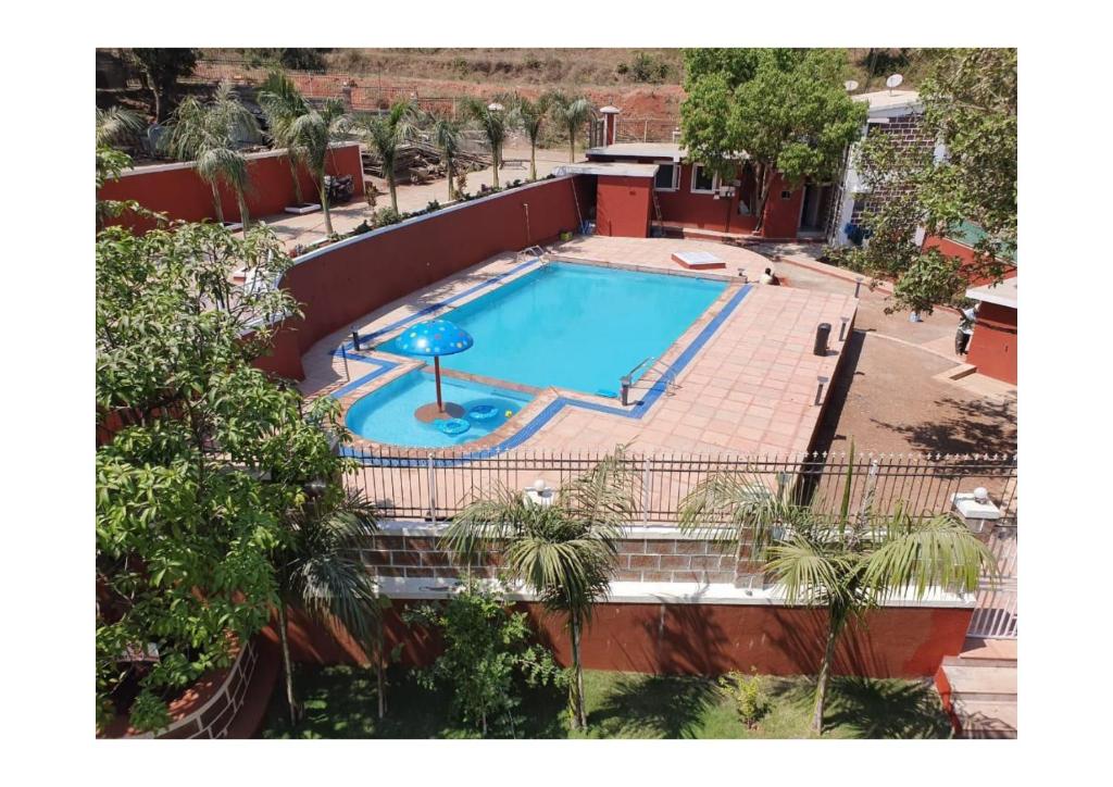 - une vue sur la piscine située dans un bâtiment dans l'établissement 3BHK ALLADIN VILLA (COMMON POOL), à Mahabaleshwar