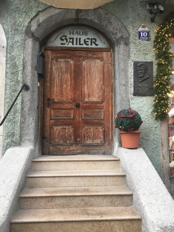 einen Eingang zu einem Gebäude mit einer Holztür in der Unterkunft Toni Sailer Haus apartment in Kitzbühel
