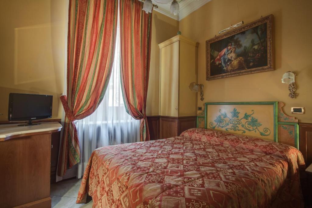 Łóżko lub łóżka w pokoju w obiekcie Hotel Borromeo