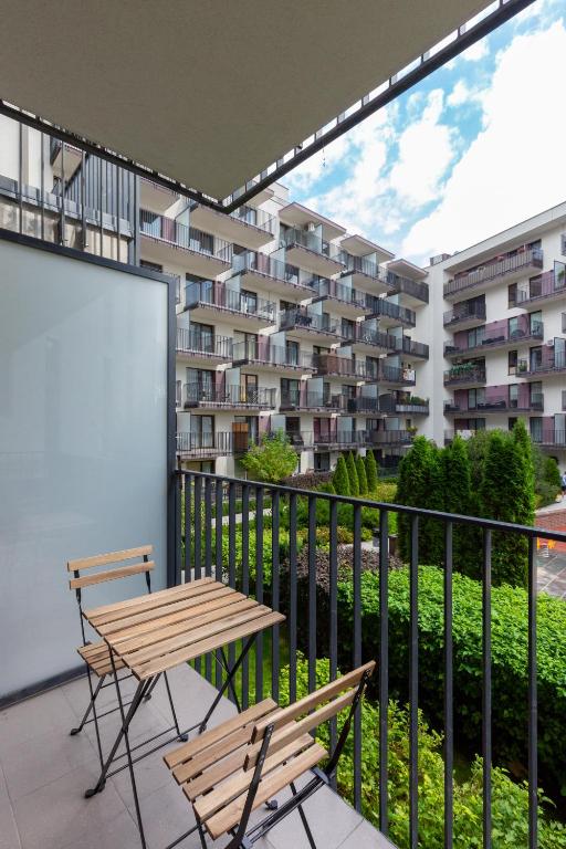 Balkón alebo terasa v ubytovaní Apartments Westfield Arkadia Burakowska by Noclegi Renters