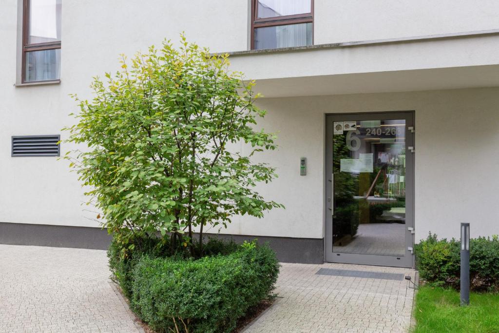Vonkajšia záhrada v ubytovaní Apartments Westfield Arkadia Burakowska by Noclegi Renters