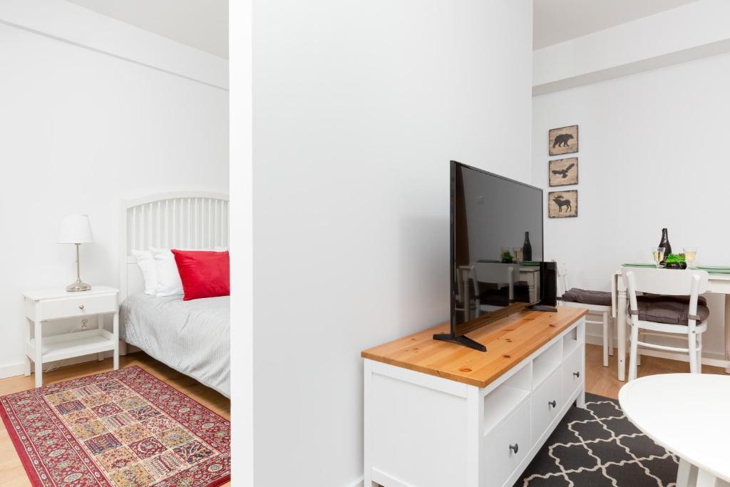 Televízia a/alebo spoločenská miestnosť v ubytovaní Apartments Westfield Arkadia Burakowska by Noclegi Renters