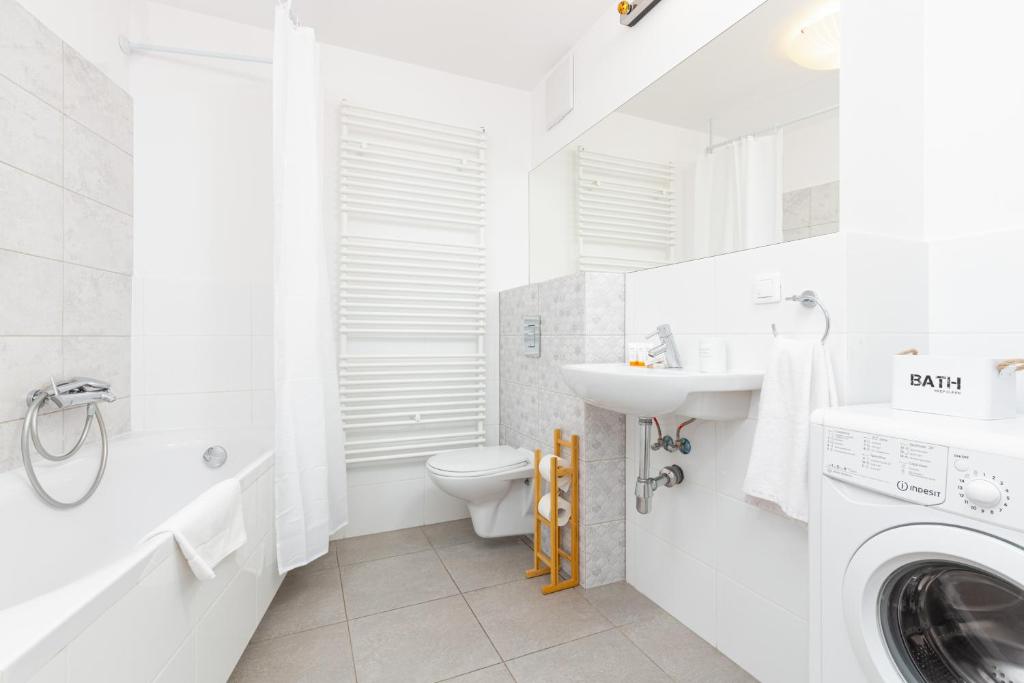 Kúpeľňa v ubytovaní Apartments Westfield Arkadia Burakowska by Noclegi Renters