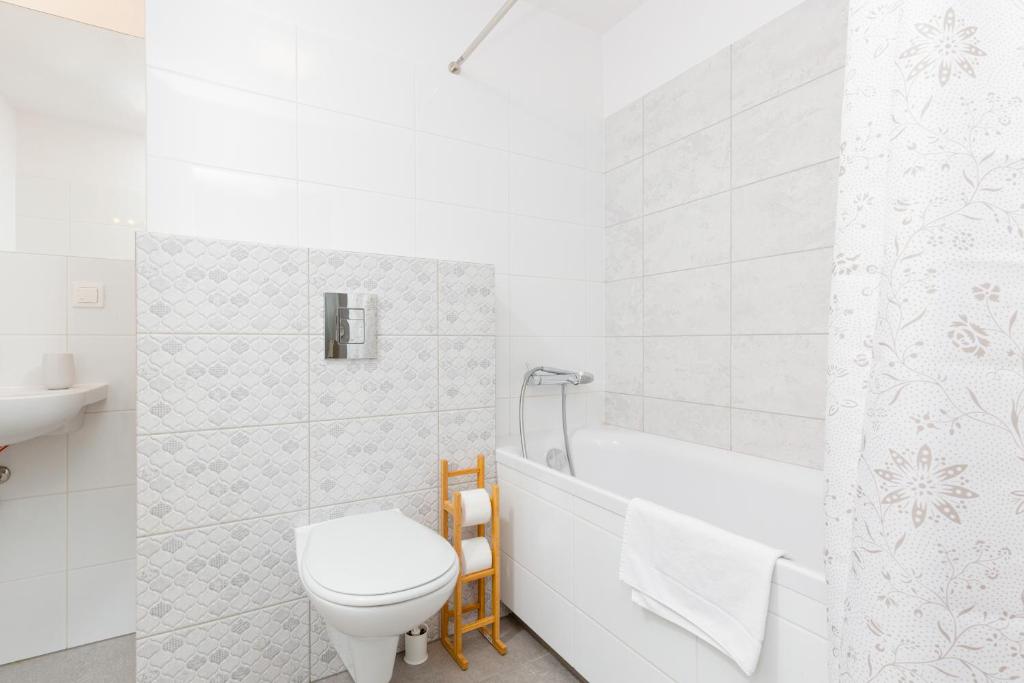 Kúpeľňa v ubytovaní Apartments Westfield Arkadia Burakowska by Noclegi Renters