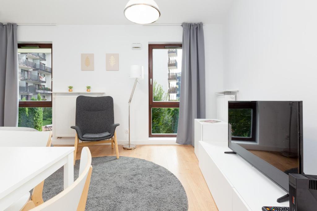 Televízia a/alebo spoločenská miestnosť v ubytovaní Apartments Westfield Arkadia Burakowska by Noclegi Renters