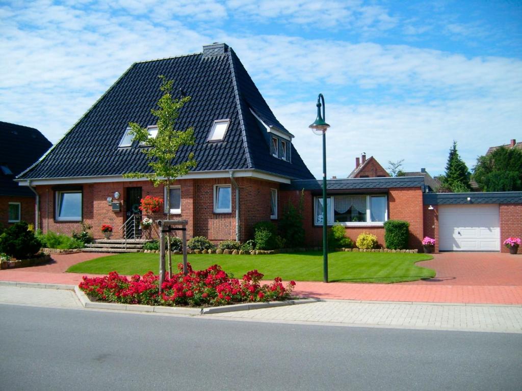 una casa de ladrillo rojo con techo negro en Haus Monika en Büdelsdorf