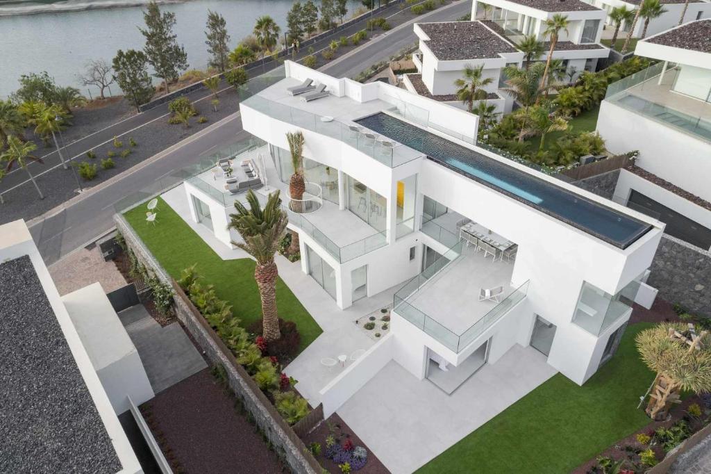 Tejina de IsoraにあるKARAT Villa Abamaの白い家屋の空中を望む