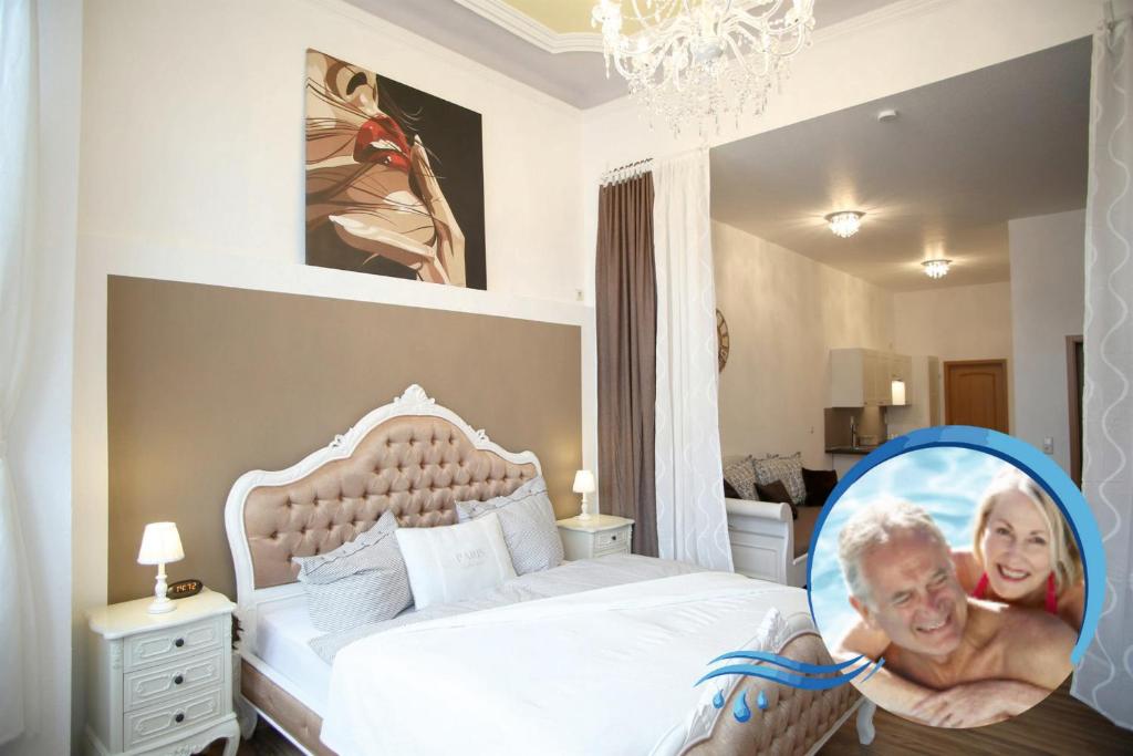 米爾豪森的住宿－Apartment Paris，男人和女人拍一张床的照片