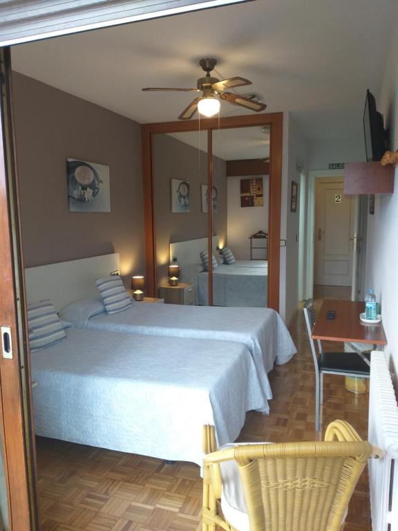 Postel nebo postele na pokoji v ubytování Alojamientos Pamplona
