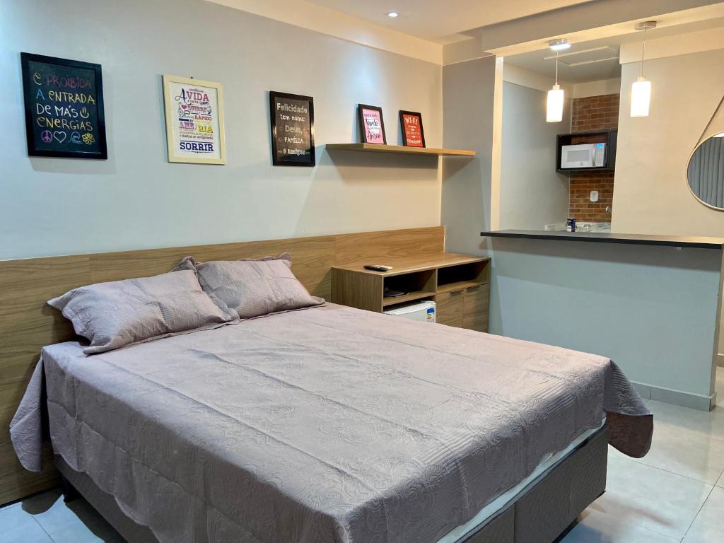 een slaapkamer met een groot bed in een kamer bij Apartamento Studio Centro de Macapá in Macapá