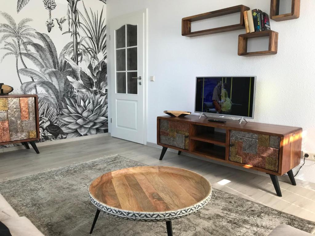 sala de estar con TV y mesa de centro en Zum Notar en Brand-Erbisdorf