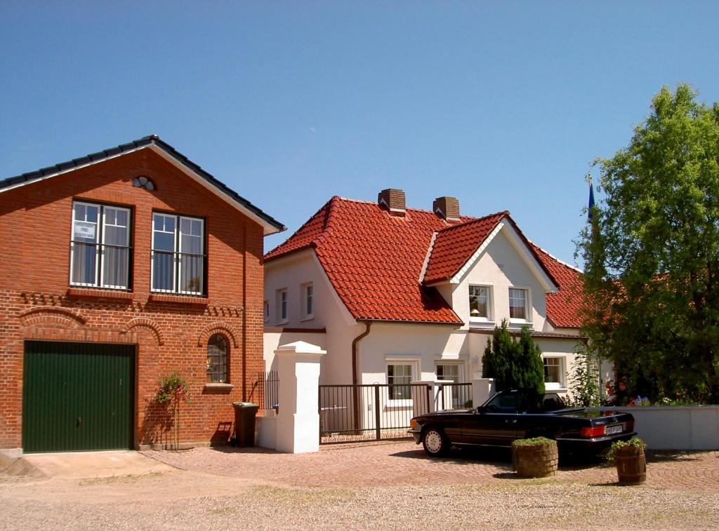 Westerbergen的住宿－Ferienhaus Bergstädt "Utspann"，停在房子前面的一辆黑色汽车