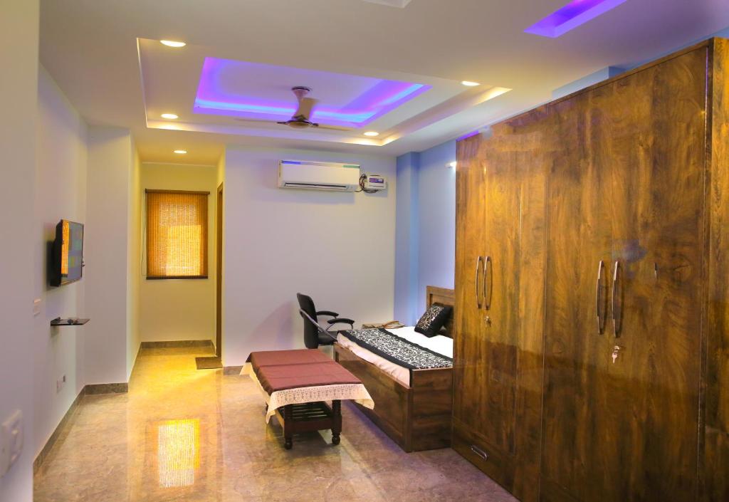 Cette chambre dispose d'un bureau, d'une chaise et d'une fenêtre. dans l'établissement CASA CENTRAL, à New Delhi