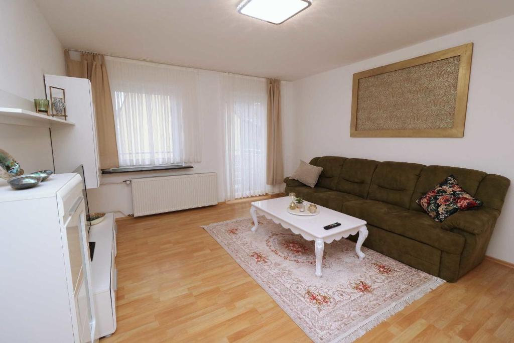 sala de estar con sofá y mesa de centro en Aparthotel Kompass A 304, en Essen