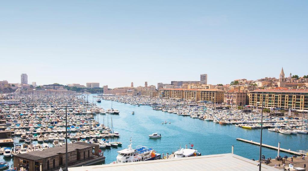 un port rempli de nombreux bateaux dans l'eau dans l'établissement Hôtel Life Marseille VP - Vieux Port, à Marseille