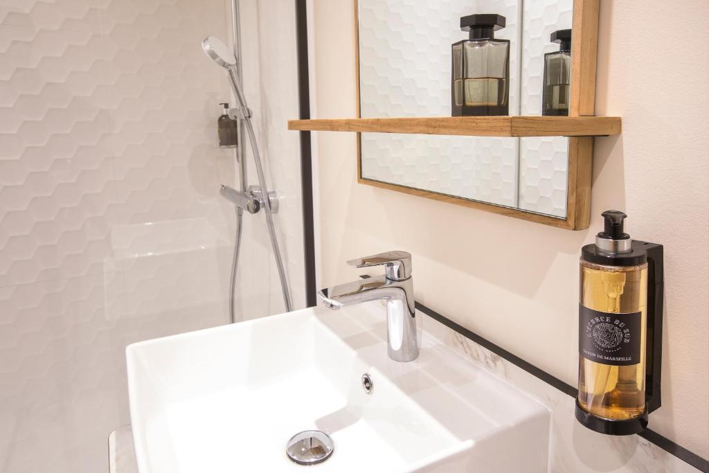 Hôtel Life Marseille VP - Vieux Port - Resim 11