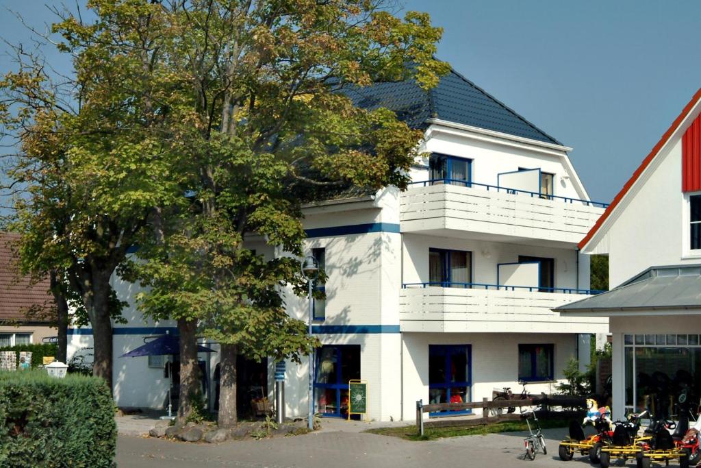 un edificio blanco con un árbol delante en Anton, FW 9 en Zingst