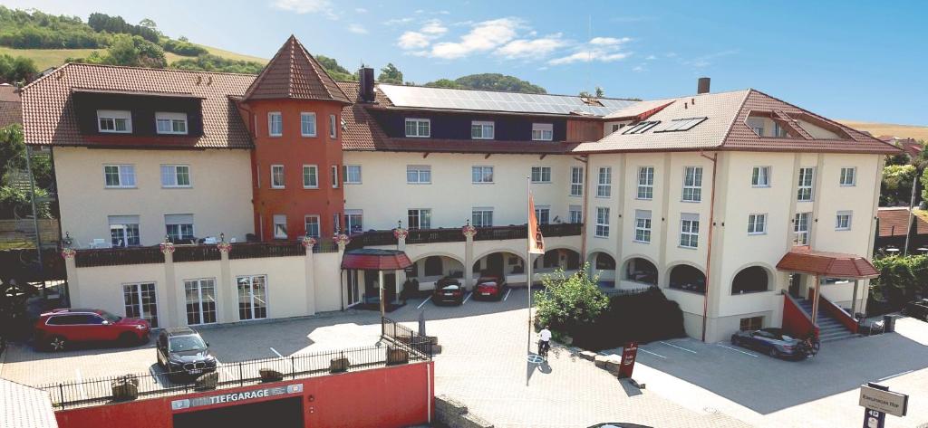 einen Blick über ein großes Gebäude mit einem Parkplatz in der Unterkunft Edelfinger Hof in Bad Mergentheim