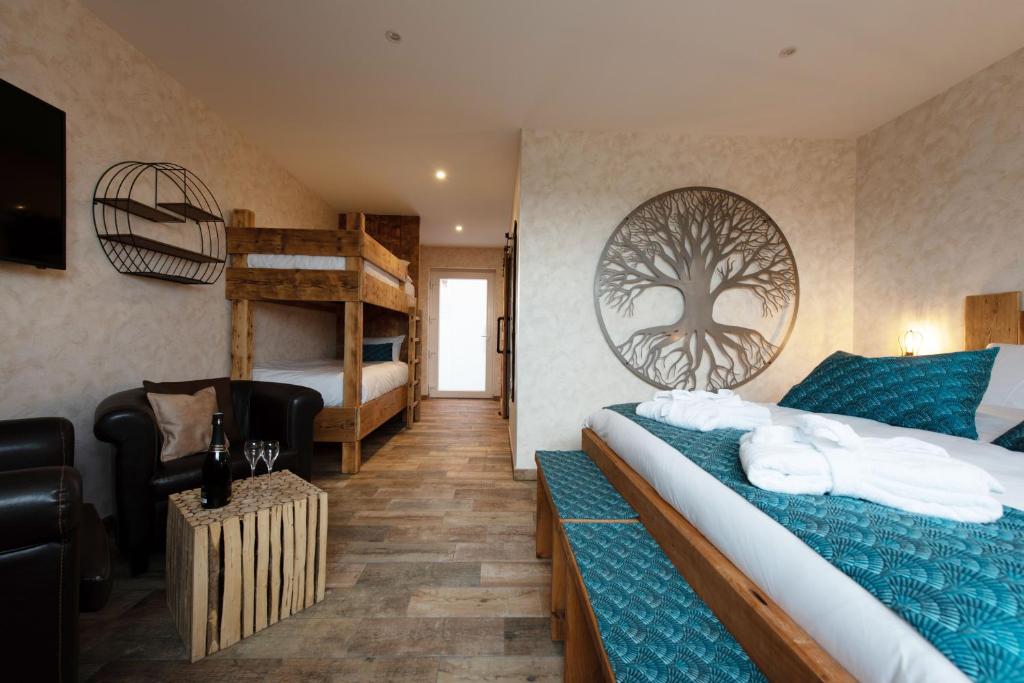 a bedroom with a bed and a bunk bed at Au Hameau de l'Ecluse proche Europa-Park in Marckolsheim