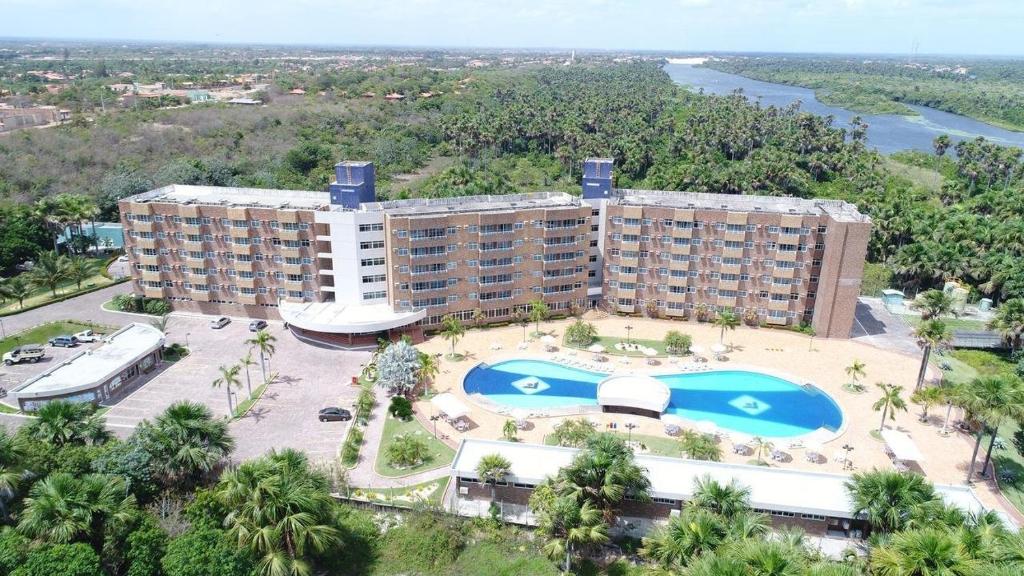 Barreirinhas Lençois Flat في باريرينهاس: اطلالة جوية على فندق مع مسبح