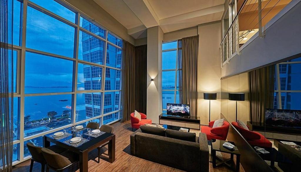 uma sala de estar com vista para um edifício em Maritime Luxury Suites em George Town