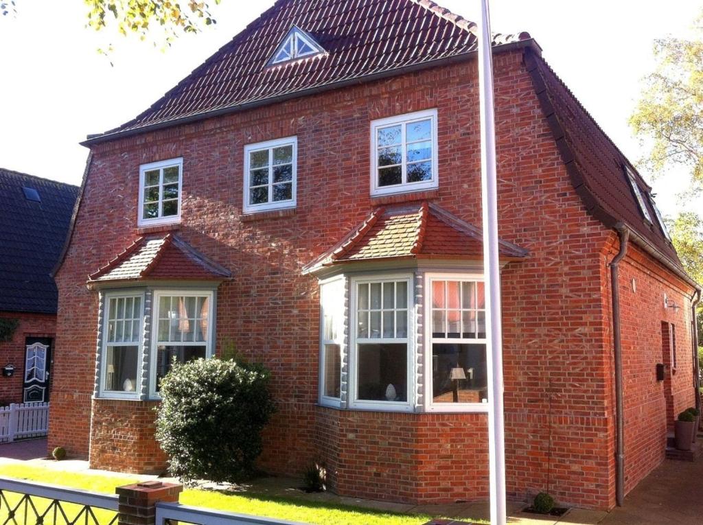 una casa in mattoni rossi con finestre bianche di Dat Stadthus a Wyk auf Föhr
