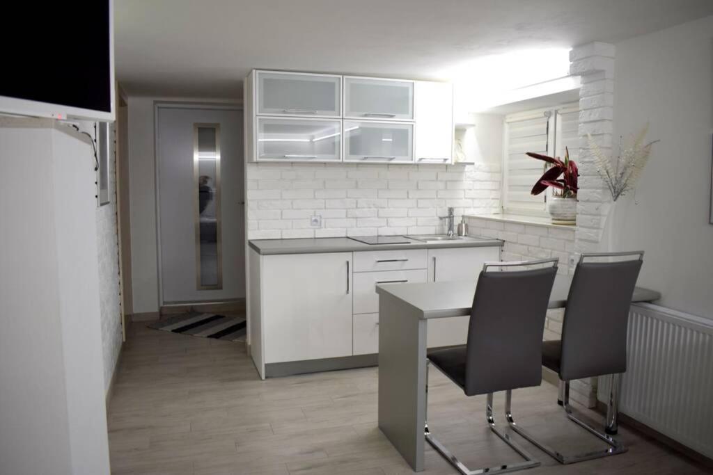 Kuchyňa alebo kuchynka v ubytovaní Przytulny apartamentt