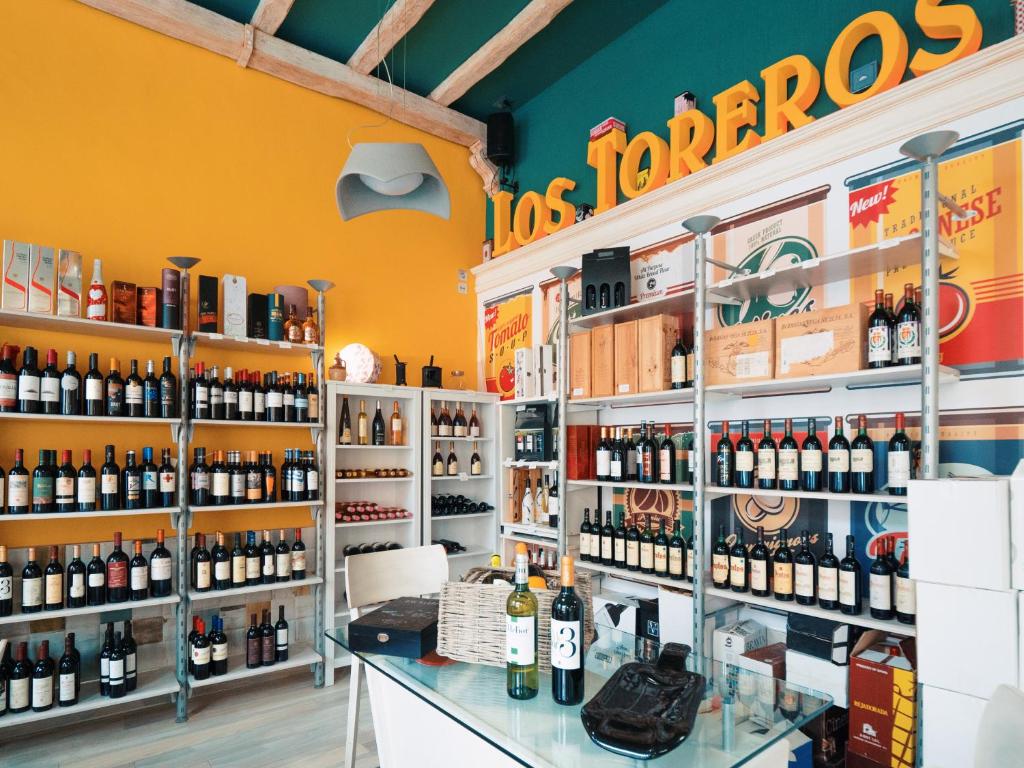 Supermarket nebo jiné obchody v  hotelu nebo okolí