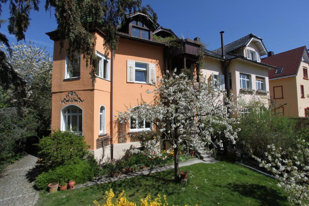 een huis met een tuin ervoor bij Fewo Roos am See in Konstanz