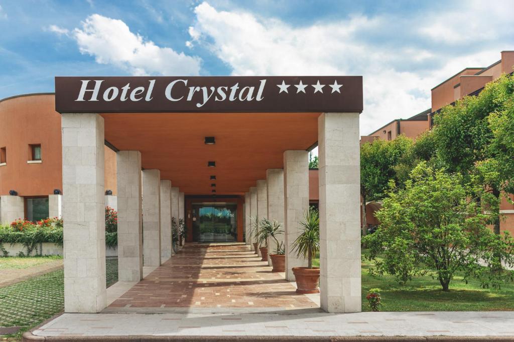 Exteriér alebo vchod do ubytovania Hotel Crystal