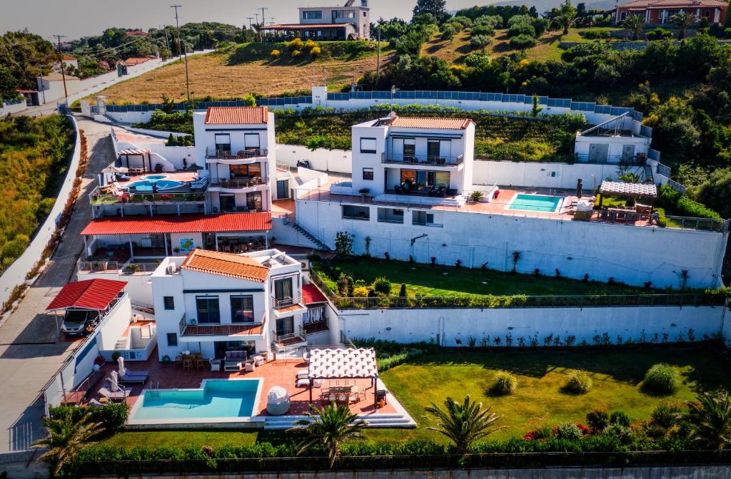 斯基亞索斯鎮的住宿－Aries Villas，享有带庭院的房屋的空中景致