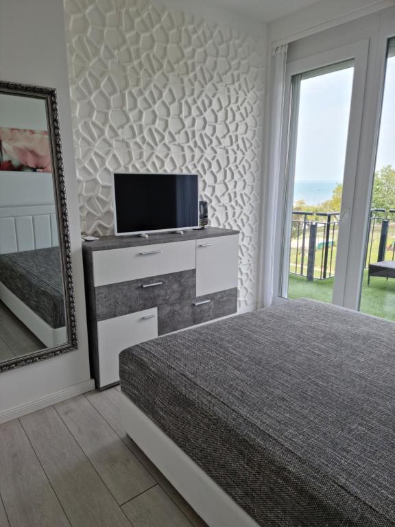 Telewizja i/lub zestaw kina domowego w obiekcie Best Panoráma Apartman