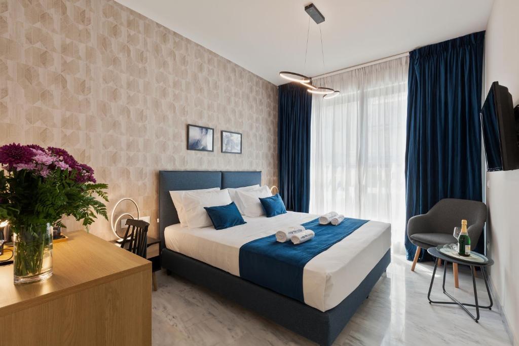 una camera d'albergo con letto, tavolo e scrivania di Trendy Hotel by Athens Prime Hotels ad Atene