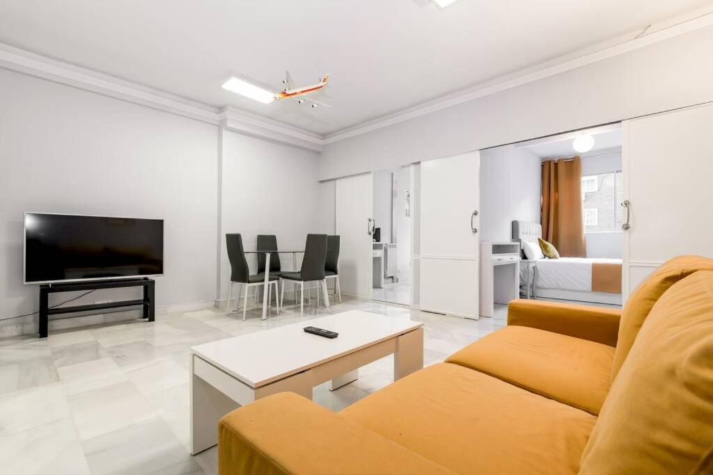 マドリードにあるCozy And Comfortable Apartment in Plaza Castillaのリビングルーム(ソファ、テレビ付)