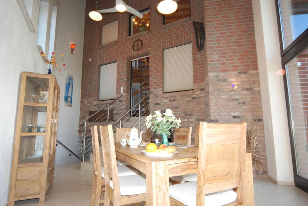 a dining room with a wooden table and chairs at Ferienwohnung Strandperle in Heiligenhafen