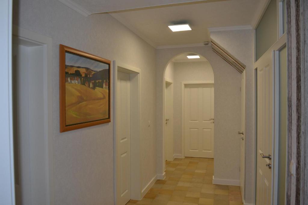 韋爾特的住宿－Ferienhof Thele Wohnung EG，墙上有画作的走廊和门