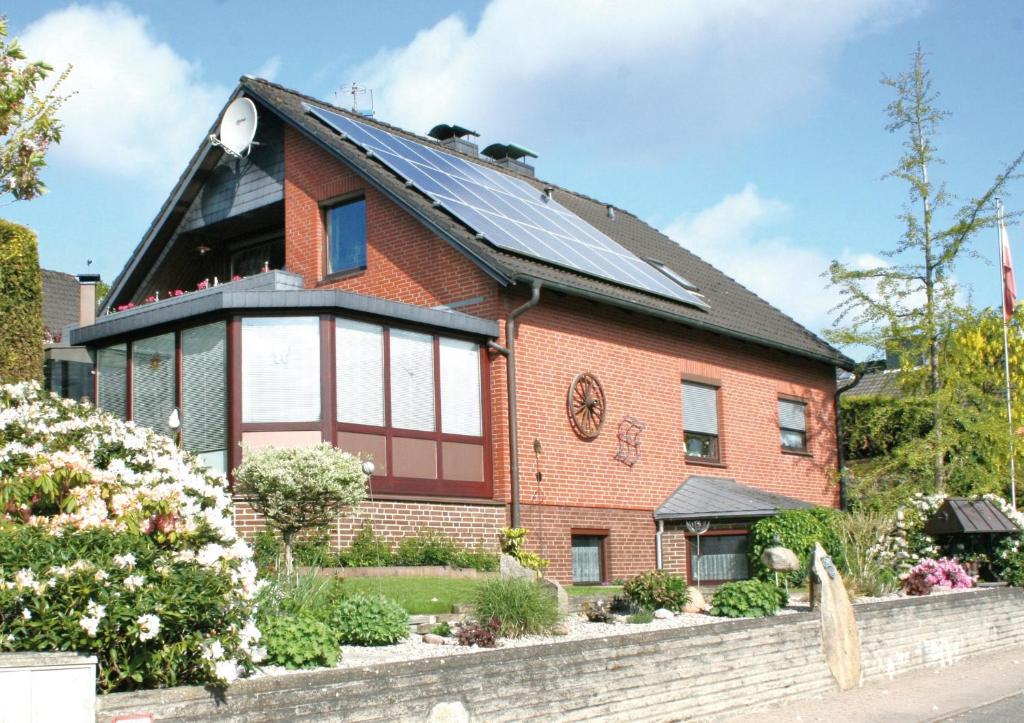 una casa con pannelli solari sul tetto di Haus Lührs a Gammelby