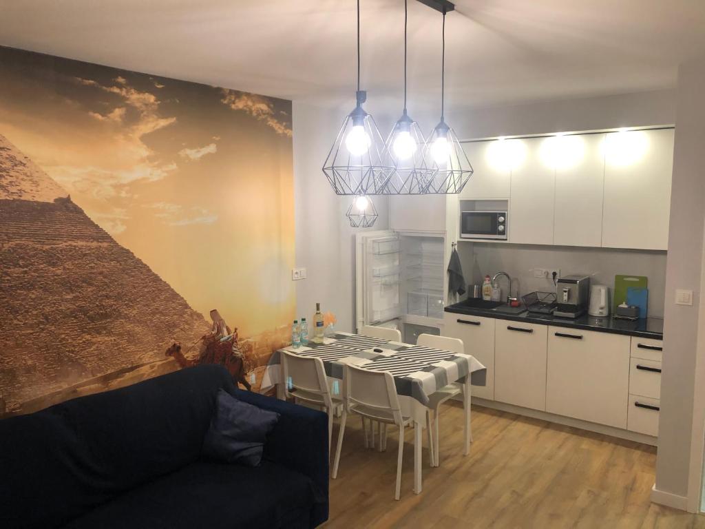 cocina con mesa y sillas en una habitación en Klimatyzowany Apartament EGIPT z sauną i miejscem parkingowym, en Kielce