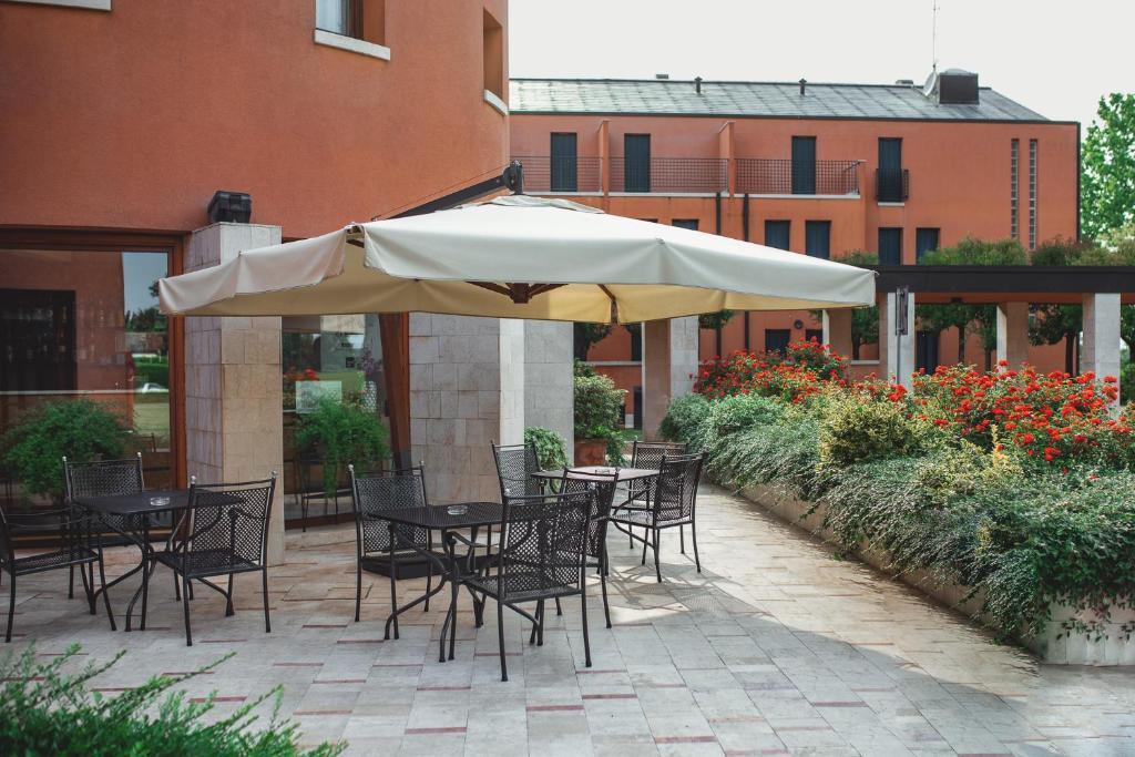 Vonkajšia záhrada v ubytovaní Hotel Crystal