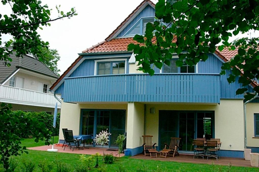 a blue and white house with chairs and tables at Ut Kiek 4 in Zingst