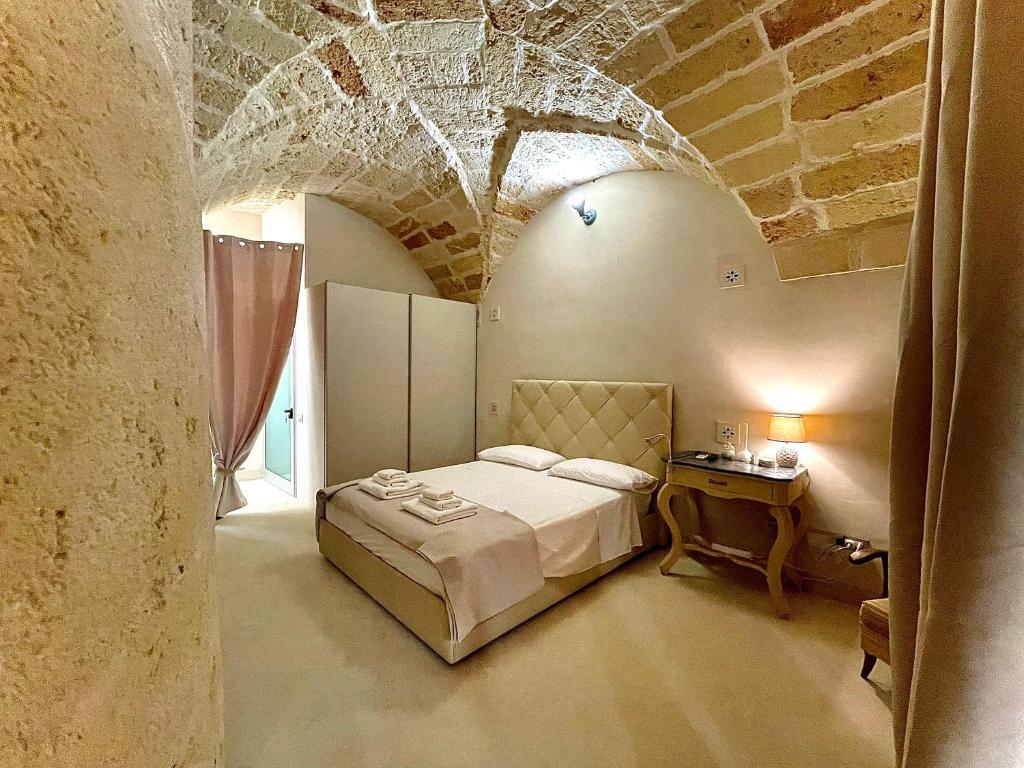Postel nebo postele na pokoji v ubytování Palazzo de Carlo e il parco dei 7 pozzi