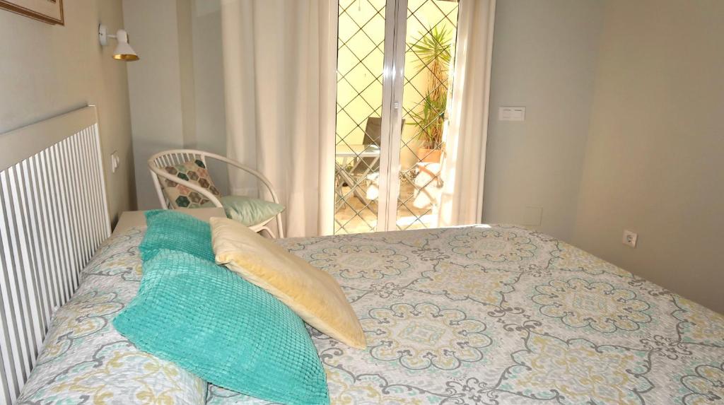 Posteľ alebo postele v izbe v ubytovaní Sevilla Alameda PG Apartamentos