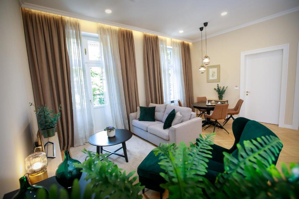 een woonkamer met een bank en een tafel bij Apartments 19 in Zagreb